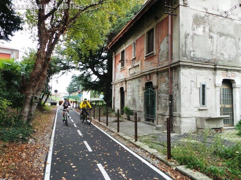 Passaggio alla antica stazione di Villa d'Almè - valle seriana bike