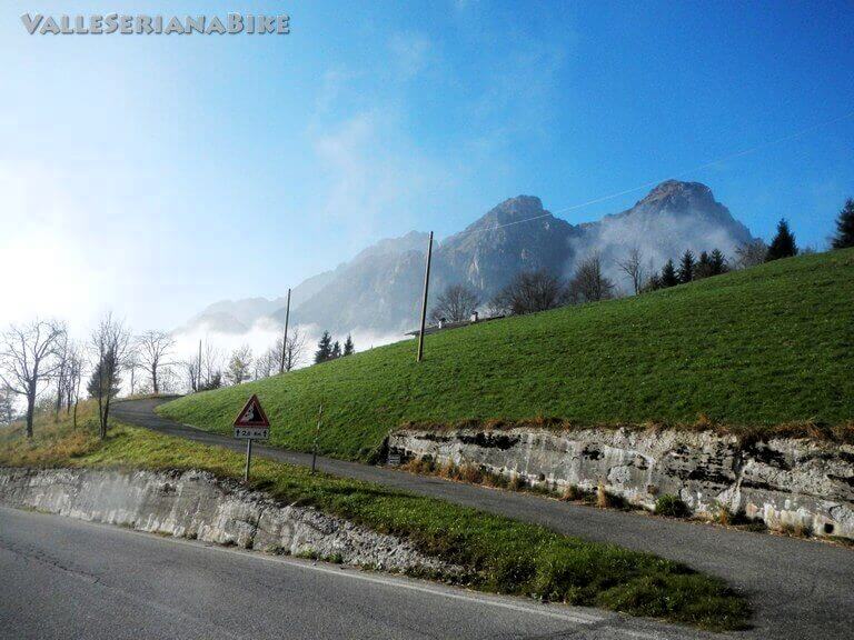 la salita asfaltata verso il passo Zambla - valle seriana bike