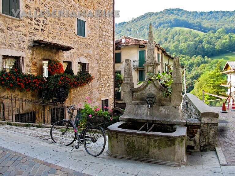 fontana tricuspide, simbolo della via mercatorum - valle seriana bike