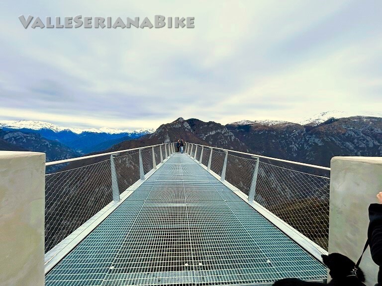Il becco di Dossena e sullo sfondo il monte Ortighera - valle seriana bike