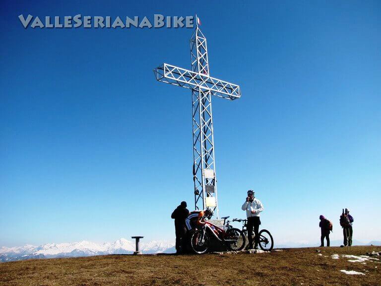 La croce del monte Linzone - valle seriana bike