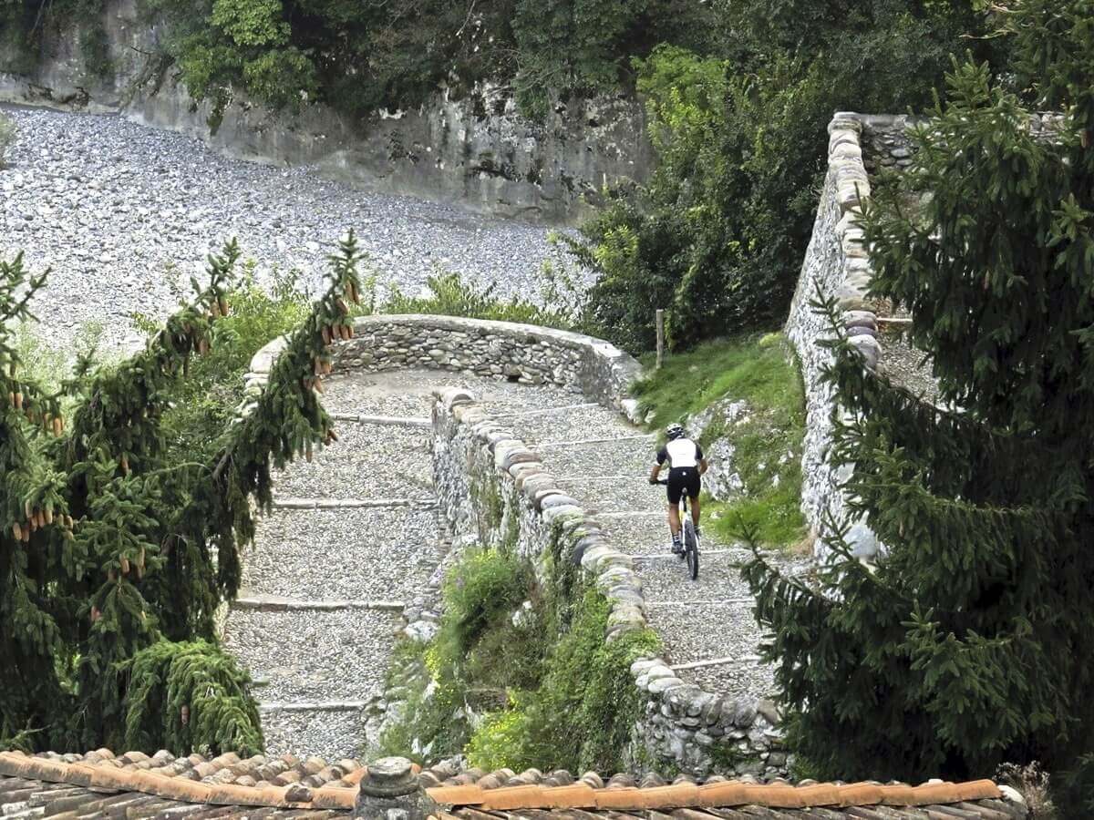 discesa verso il porto di Clanezzo - valle seriana bike