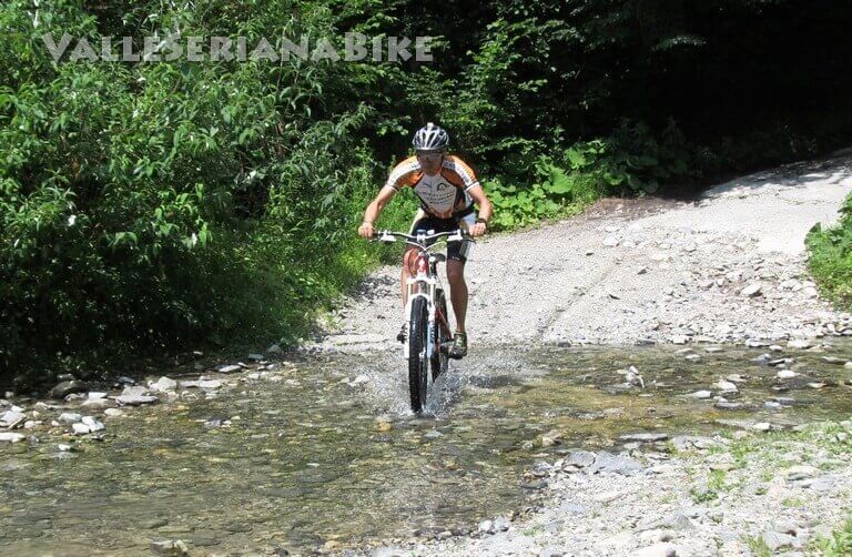 Guado del torrente Supine - valle seriana bike